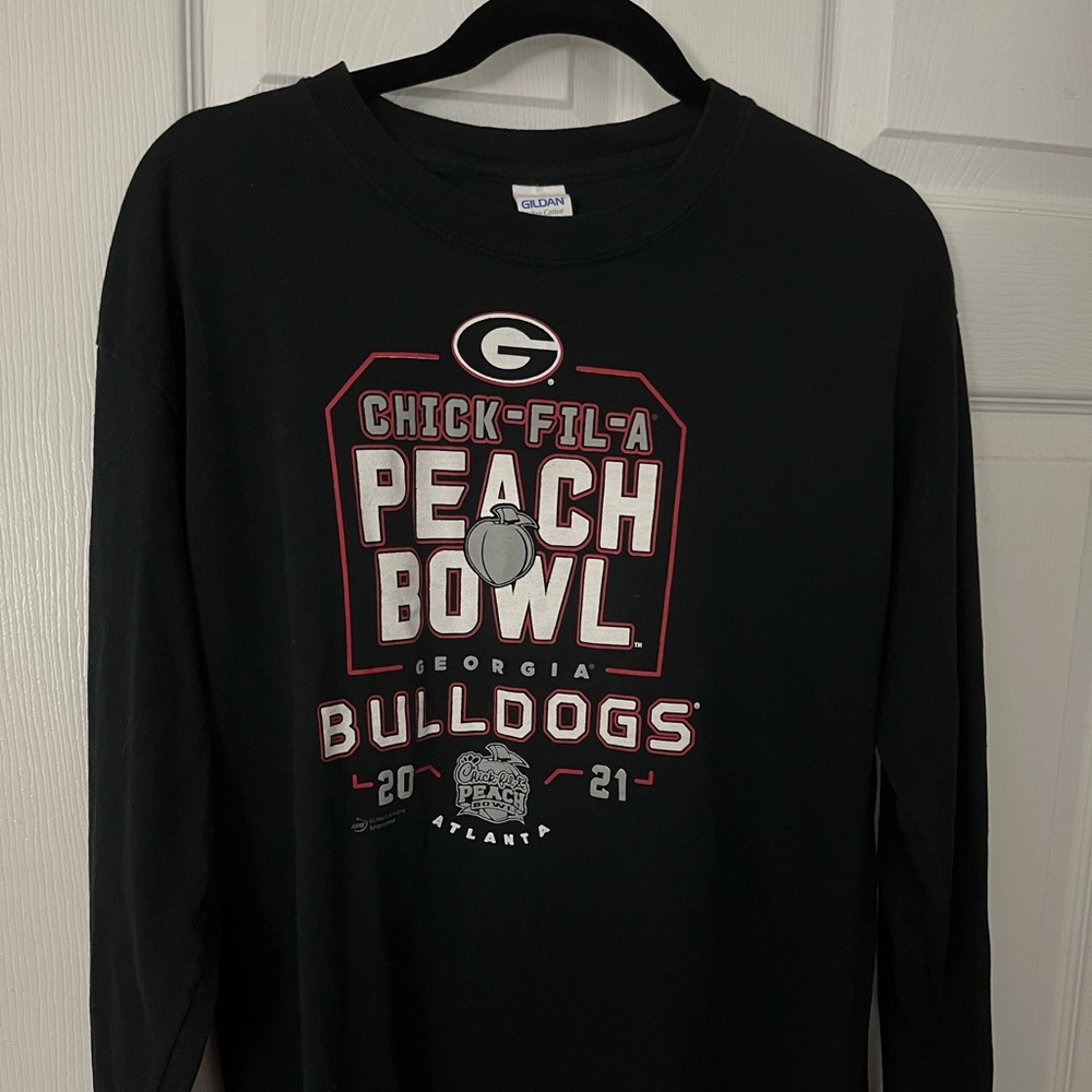 2021 Georgia Bulldogs peach bowl size large shirt.